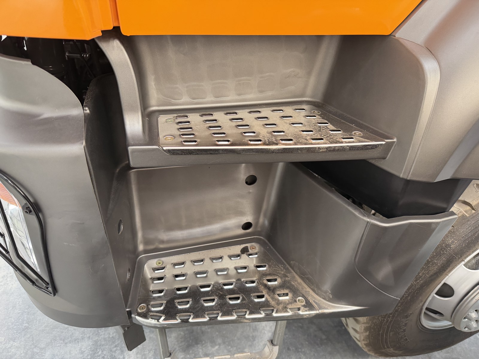 Step and lower cab inspection