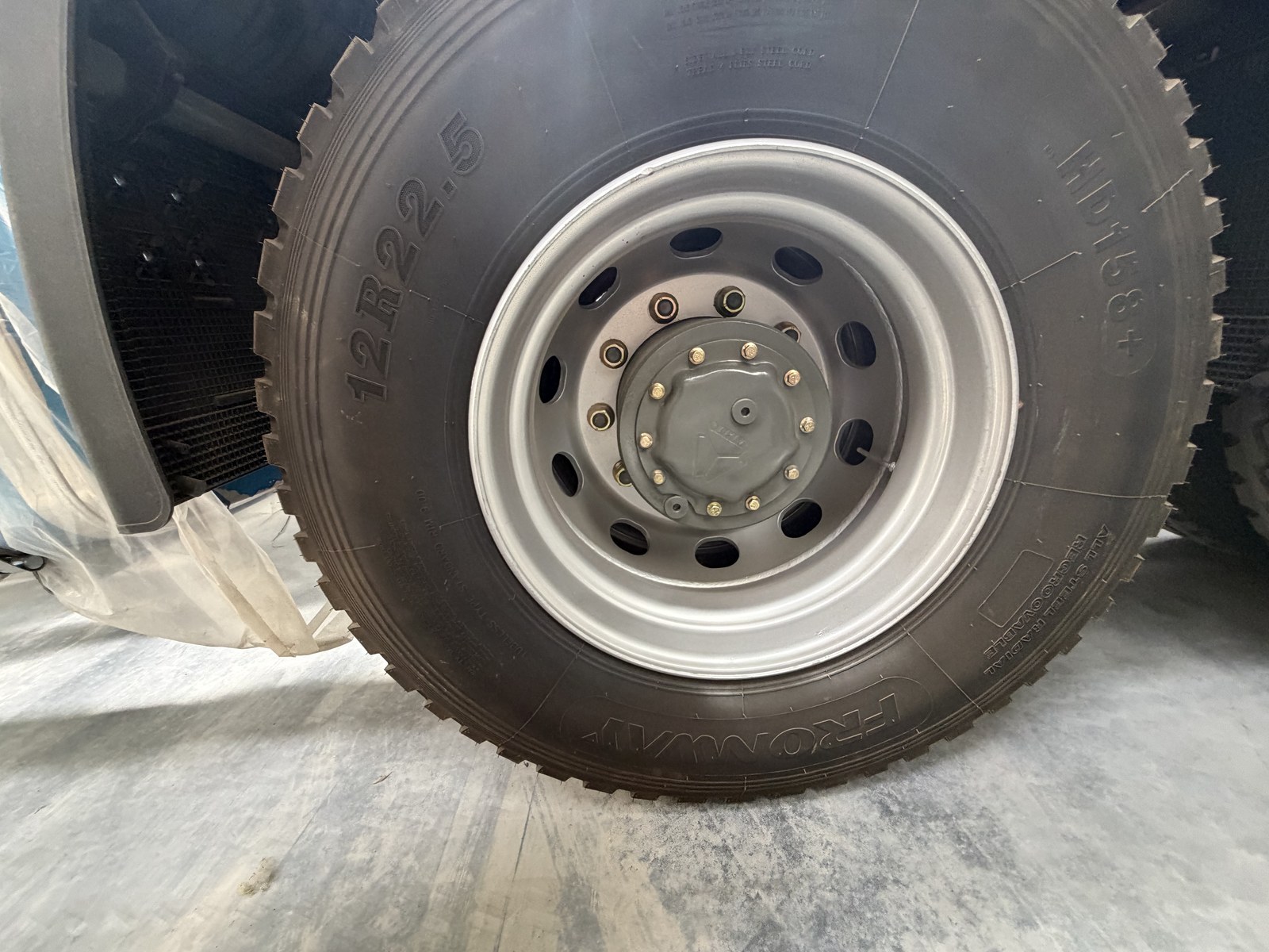 Rear chassis and fifth wheel area