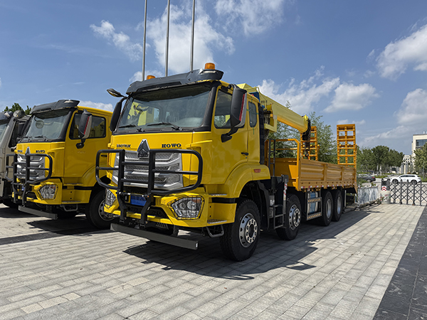 Howo Onboard Crane Flatbed Truck